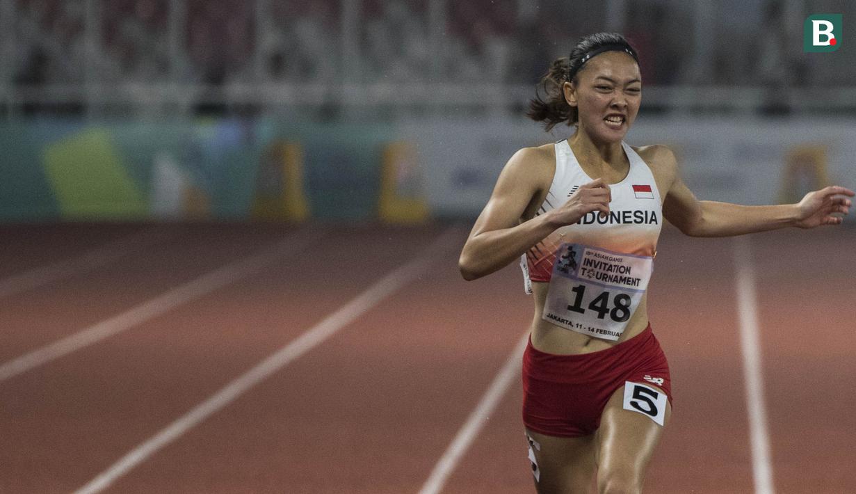 Pelari Indonesia, Ulfa Silviana, saat tampil pada Invitation Tournament Asian Games 2018 cabang atletik nomor 200 m di SUGBK, Jakarta, Selasa (13/2/2018). Meski kalah dirinya memecahkan rekor pribadi dengan 24,86 detik. (Bola.com/Vitalis Yogi Trisna)