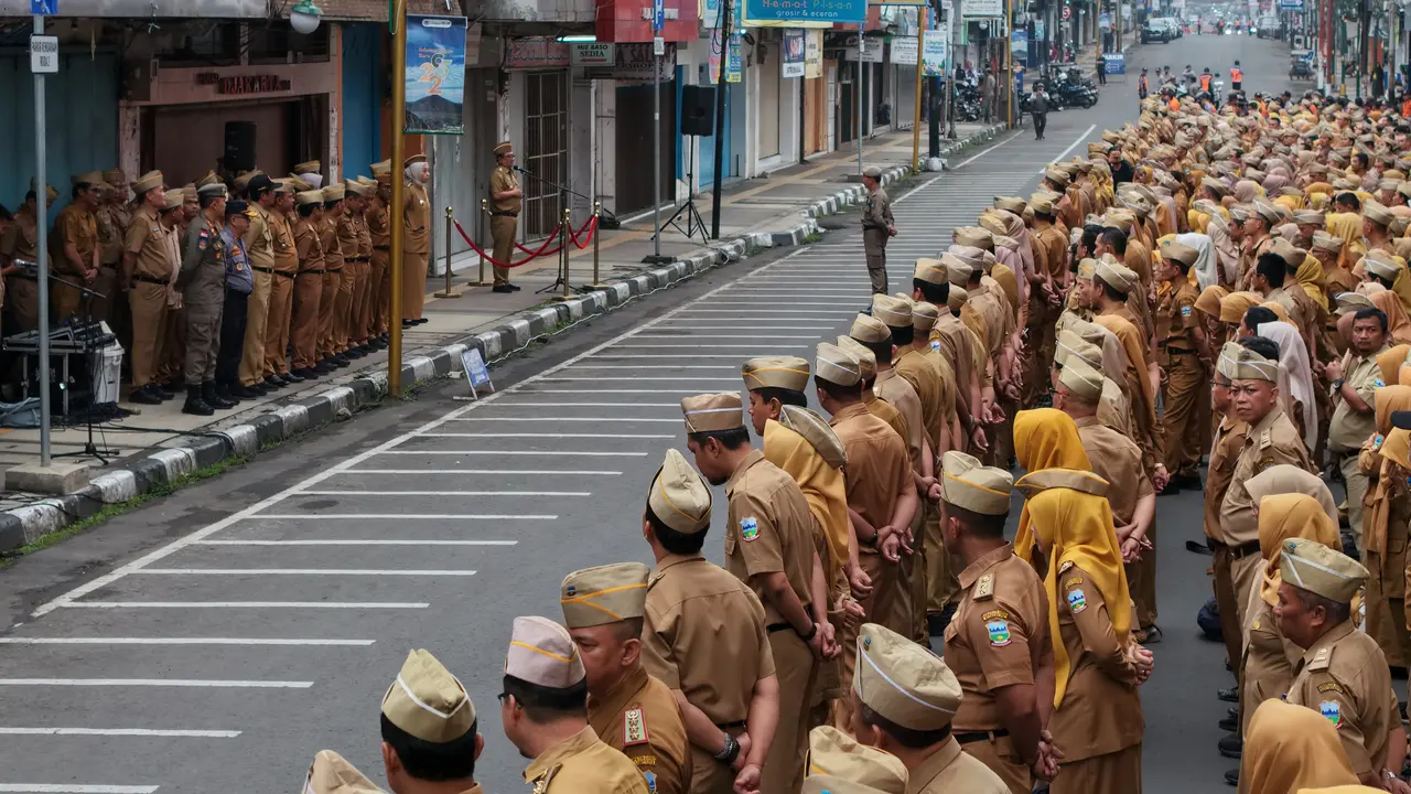 Untuk kali pertama, Pemerintah Daerah (Pemda) Garut, Jawa Barat, menggelar Apel Gabungan di bilangan pusat perbelanjaan ‘Pengkolan’ Garut. Tak sedikit pemandangan itu jadi tontonan warga. (Liputan6.com?Jayadi Supriadin)