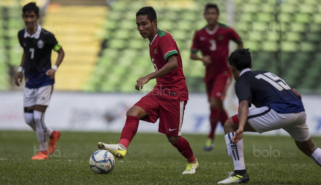 1. Nama Evan Dimas Darmono tentu sudah tidak asing bagi pencinta sepak bola di Tanah Air. Gelandang berusia 22 tahun ini memiliki skill diatas rata-rata dan sekaligus nyawa dari permainan Timnas Indonesia. (Bola.com/Vitalis Yogi Trisna)