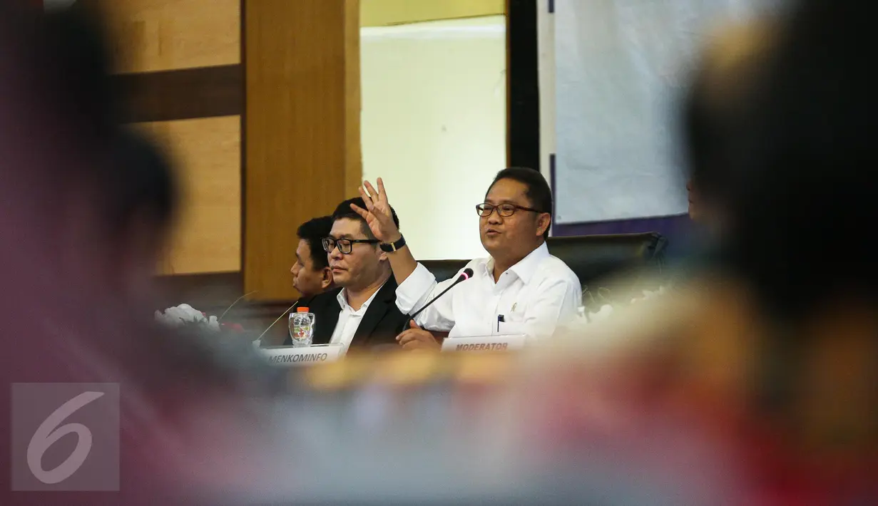 Menkominfo Rudiantara (kanan) menyampaikan paparan saat menjadi pembicara dalam Konvensi Nasional Media di Ambon, Rabu (8/2/). Acara ini merupakan rangkaian dari peringatan Hari Pers Nasional 2017. (Liputan6.com/Faizal Fanani)