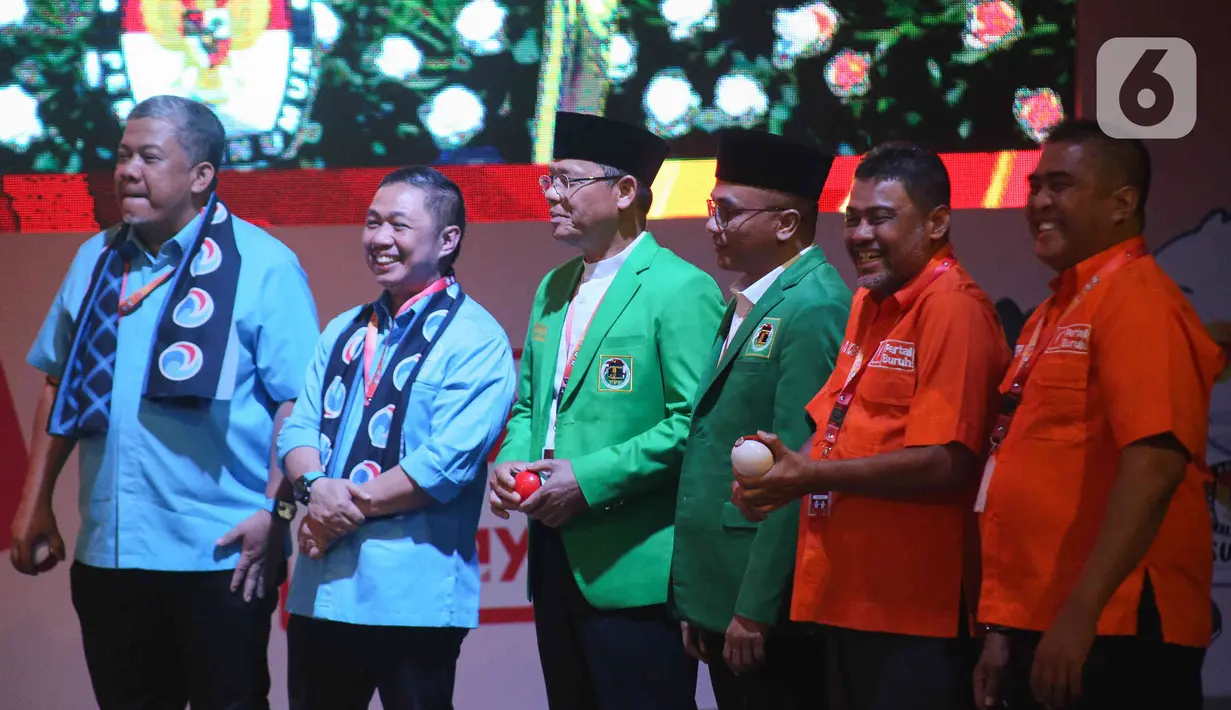 Pemimpinan partai politik peserta Pemilu 2024 bersiap mengambil nomor urut di gedung KPU, Jakarta, Rabu (14/12/2022). Komisi Pemilihan Umum (KPU) menggelar acara pengundian dan penetapan nomor urut partai politik peserta Pemilu 2024. 17 partai politik yang lolos menjadi peserta Pemilu 2024 pun telah mendapatkan nomor urutnya masing-masing. (Liputan6.com/Herman Zakharia)