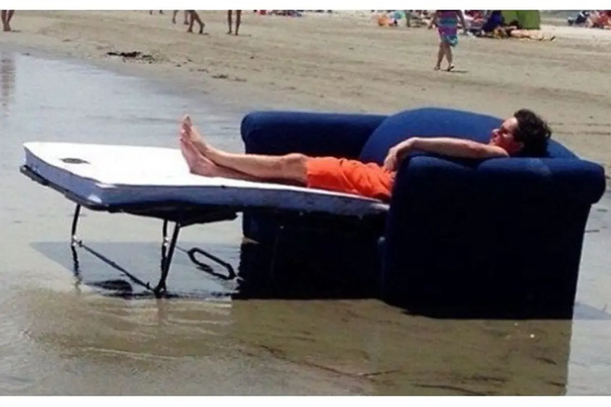 7 Tingkah Laku Orang saat di Pantai Ini Bikin Geleng Kepala