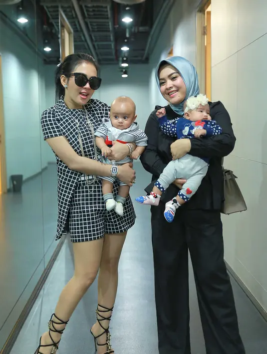 Syahrini bersama adik sekaligus manajernya, Aisyahrani, menggendong dua bayi imut yang merupakan anak dari Aisyahrani. Kedua bayi imut tersebut adalah Raja Arkan Fattan Geovani dan Ratu Arkanaya Fatimah Geovani. (Galih W. Satria/Bintang.com)