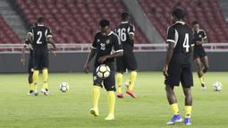 Para pemain Vanuatu melakukan pemanasan saat latihan di SUGBK, Jakarta, Jumat (14/6). Latihan ini persiapan jelang laga persahabatan melawan Timnas Indonesia. (Bola.com/Yoppy Renato)