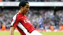 Arsenal's striker Theo Walcott celebrates after scoring against Everton during their Premier League football match at the Emirates Stadium, London, on October 18, 2008. AFP PHOTO/Glyn Kirk