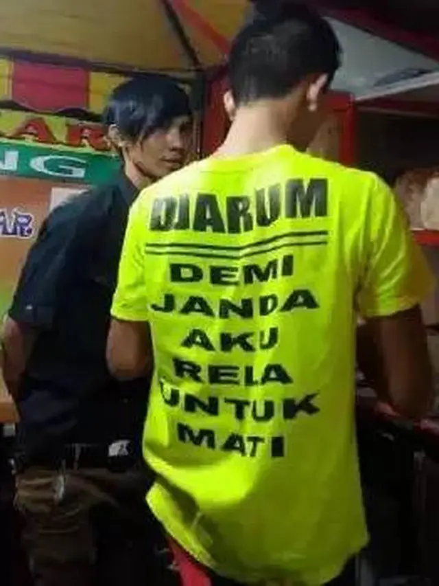 10 Potret Tulisan Nyeleneh di Belakang Kaos Ini Bikin Tepuk Jidat
