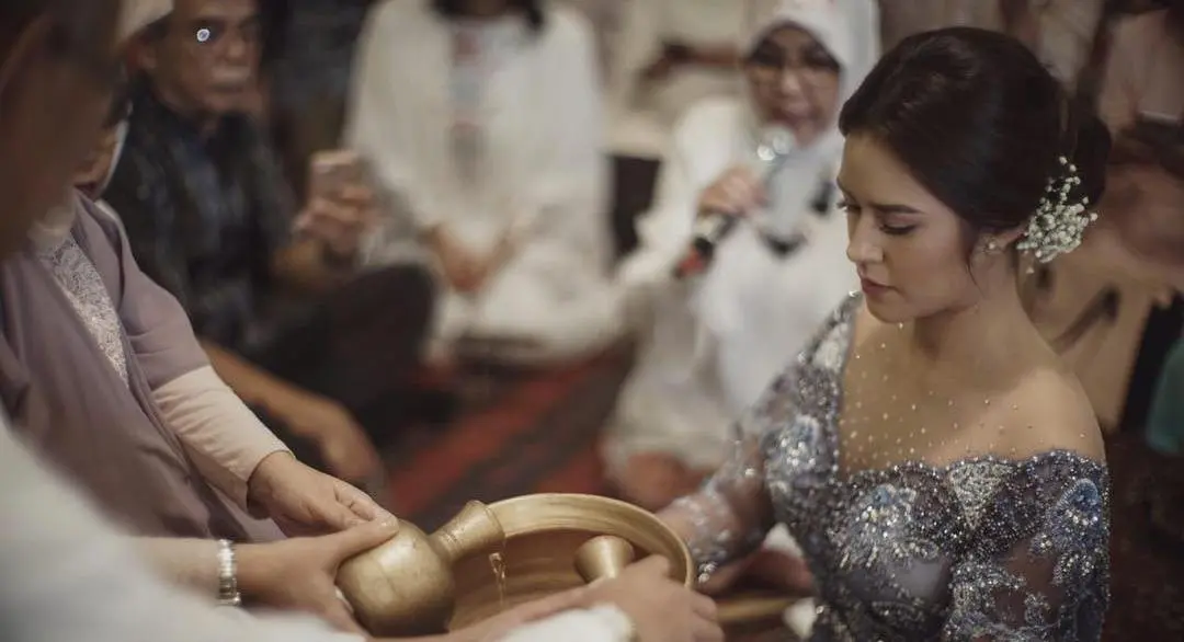 Raisa dan Hamish Daud jalani prosesi adat sunda sebelum menikah [foto: instagram/bridestory]