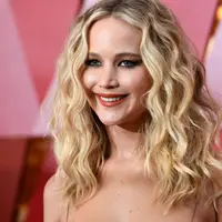 Meski kalian adalah pasangan, Jennifer Lawrence mengingatkan bahwa kalian tetap butuh waktu untuk diri sendiri. (KEVORK DJANSEZIAN  GETTY IMAGES NORTH AMERICA  AFP)
