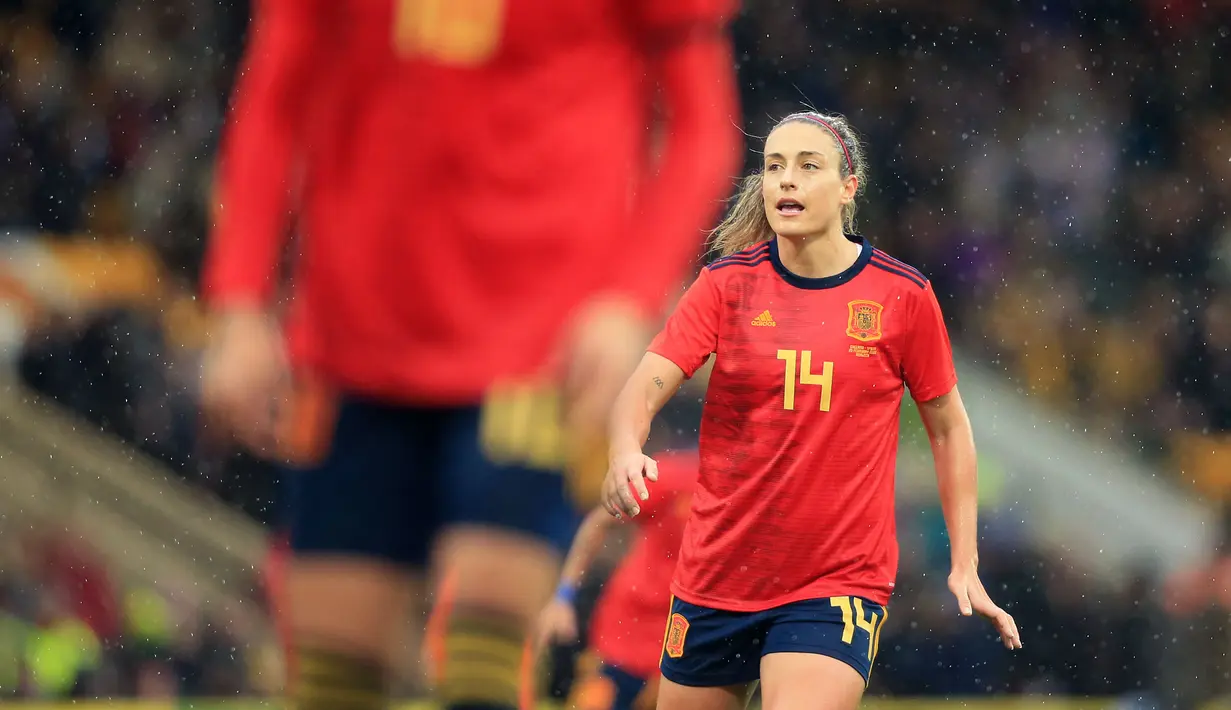 Pemain Timnas Spanyol, Alexia Putellas saat laga Piala Arnold Clark melawan Inggris di Stadion Carrow Road, Norwich, 20 Februari 2022. (AFP/Lindsey Parnaby)