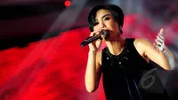 Penyanyi Yuni Shara saat tampil di acara D'Academy 2 Indosiar di Studio 5 Daan Mogot, Jakarta, (8/5/2015). (Liputan6.com/Faisal R Syam)