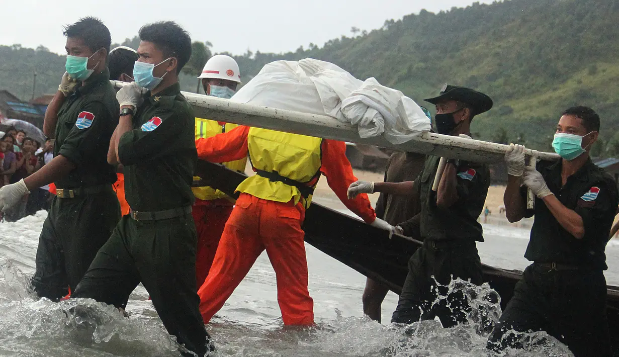 Tim penyelamat mengevakuasi jasad korban kecelakaan pesawat militer yang jatuh ke laut Andaman, di pantai Launglon, Myanmar, Kamis (8/6). Pesawat Shaanxi Y8 buatan China itu membawa 122 orang termasuk 15 anak-anak. (AP Photo/Esther Htusan)