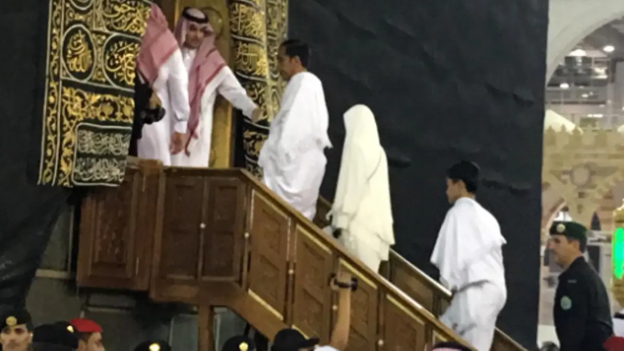 Beredar Video Jokowi Masuk ke Dalam Kakbah, Netizen: Kesempatan Langka