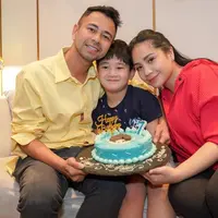 Melalui media sosial, Raffi Ahmad dan Nagita Slavina terlihat memberi kejutan ulang tahun untuk putra sulung mereka. Rafathar sendiri memang diketahui genap berusia 7 tahun pada 15 Agustus 2022. (Liputan6.com/IG/@raffinagita1717)
