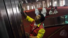 Petugas membersihkan pilar di dalam Masjid Istiqlal, di Jakarta, Selasa (19/5/2015). Kegiatan pembersihan tiang tersebut guna menyambut bulan suci Ramadan yang jatuh pada pertengahan Juni mendatang. (Liputan6.com/JohanTallo)