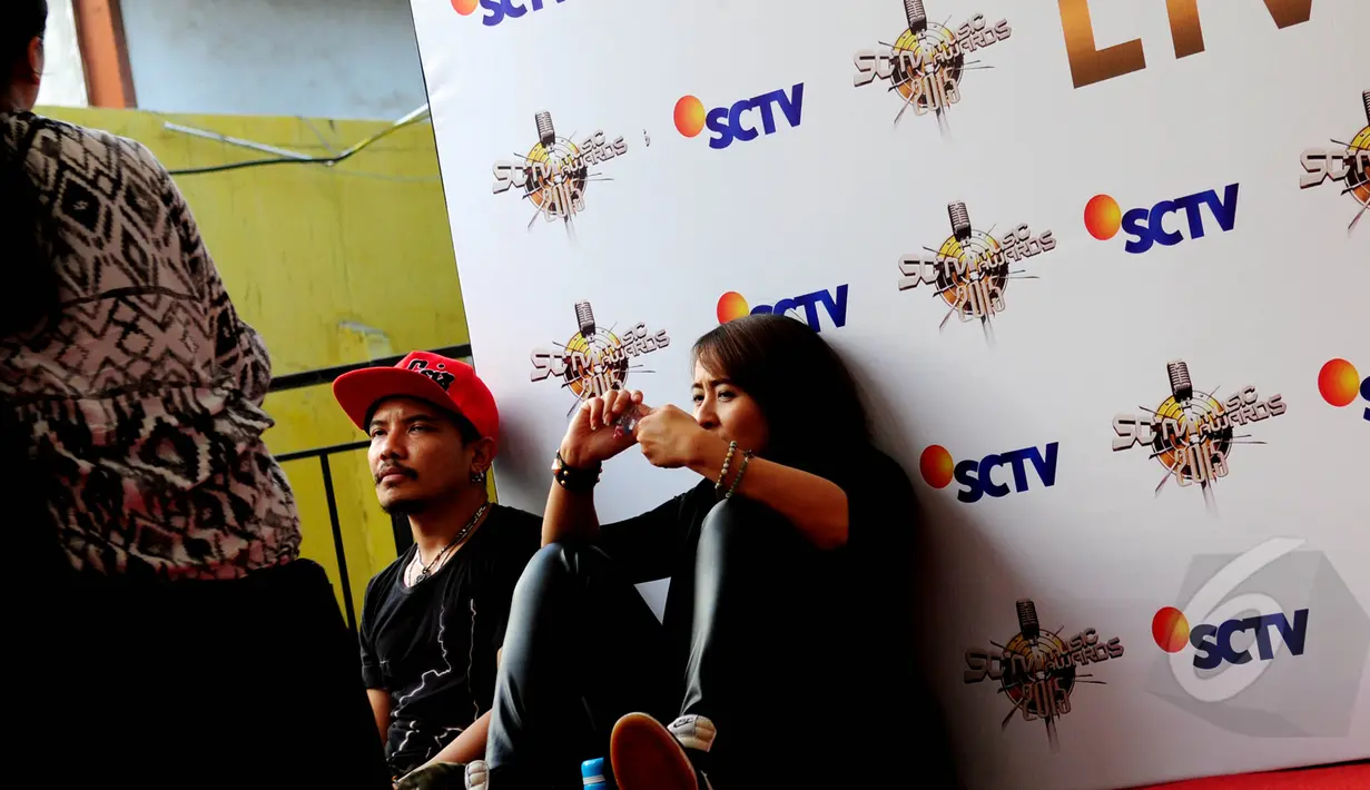 Personel KOTAK sedang meeting menjelang acara SCTV Music Awards 2015, Jakarta, Rabu (6/5/2015). Sejumlah musisi dan aktris tanah air dipastikan akan memeriahkan acara tersebut.  ( Liputan6.com/Faisal R Syam)