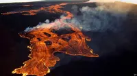 Gambar udara ini dirilis oleh US Geological Survey (USGS) pada 28 November 2022 atas izin dari National Weather Service, menunjukkan lahar di kaldera puncak Mauna Loa di Hawaii. (Foto: USGS via AFP)