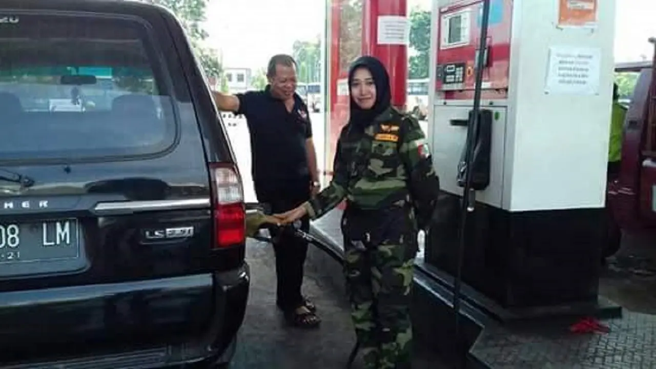 Pengisian BBM di SPBU Makassar (Liputan6.com / Eka Hakim)