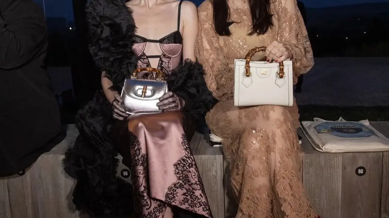 Shin Min Ah Tampil Elegan dengan Gaun Berpayet pada Fashion Gucci Cosmogonie