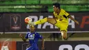 Pemain tengah Mitra Kukar FC, Septian David Maulana (kanan) melompat menahan bola saat laga melawan Persib di babak 8 besar Piala Presiden 2017 di Stadion Manahan Solo, Sabtu (25/2). Persib unggul 3-2. (Liputan6.com/Helmi Fithriansyah)