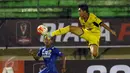 Pemain tengah Mitra Kukar FC, Septian David Maulana (kanan) melompat menahan bola saat laga melawan Persib di babak 8 besar Piala Presiden 2017 di Stadion Manahan Solo, Sabtu (25/2). Persib unggul 3-2. (Liputan6.com/Helmi Fithriansyah)
