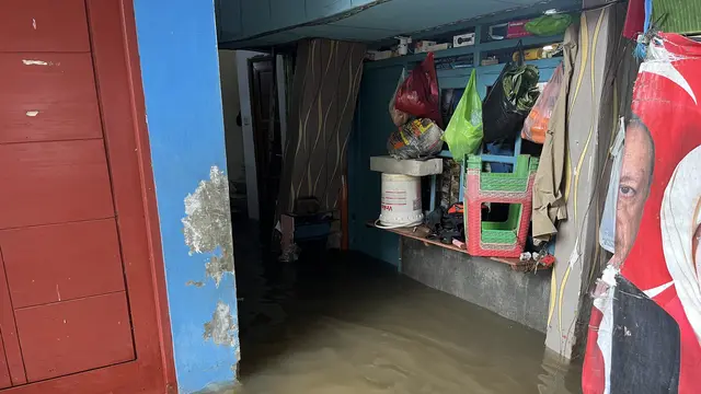 Banjir merendam permukiman warga di kawasan Bendungan Hilir (Benhil), Jakarta Pusat.