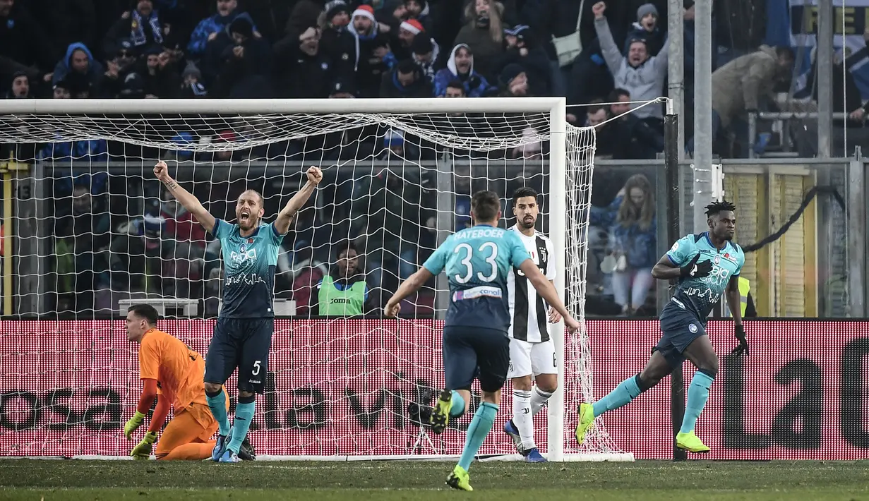 Pemain Atalanta, Duvan Zapata berselebrasi setelah mencetak gol ke gawang Juventus pada laga ke-18 Serie A di Stadion Atleti Azzurri, Bergamo, Rabu (26/12). Juventus ditahan imbang 2-2 oleh tuan rumah Atalanta. (Marco BERTORELLO / AFP)