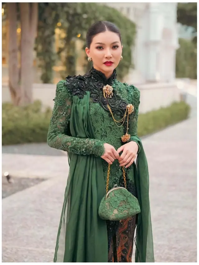 6 Detail Kebaya Sarwendah di Pura Mangkunegaran, Serasi dengan Giorgio Antonio