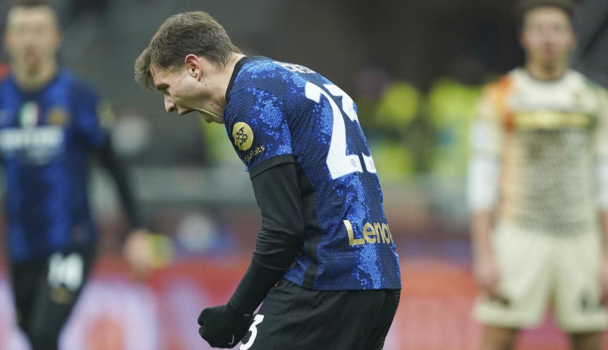 Inter Milan berusaha membalas dan gol yang dinanti-nantikan tiba lima menit sebelum pertandingan berakhir.  Nicolo Barella sukses mengonversi bola muntah dari Luca Lezzerini ketika menghalau tembakan Ivan Perisic. Skor berubah jadi 1-1. (Spada/LaPresse via AP)
