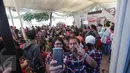 Pendukung Cagub dan Cawagub DKI Jakarta paslon nomor 2, Ahok-Djarot berselfie saat nonton bareng Quick Count di Rumah Lembang, Jakarta, Rabu (19/4). (Liputan6.com/Faizal Fanani)