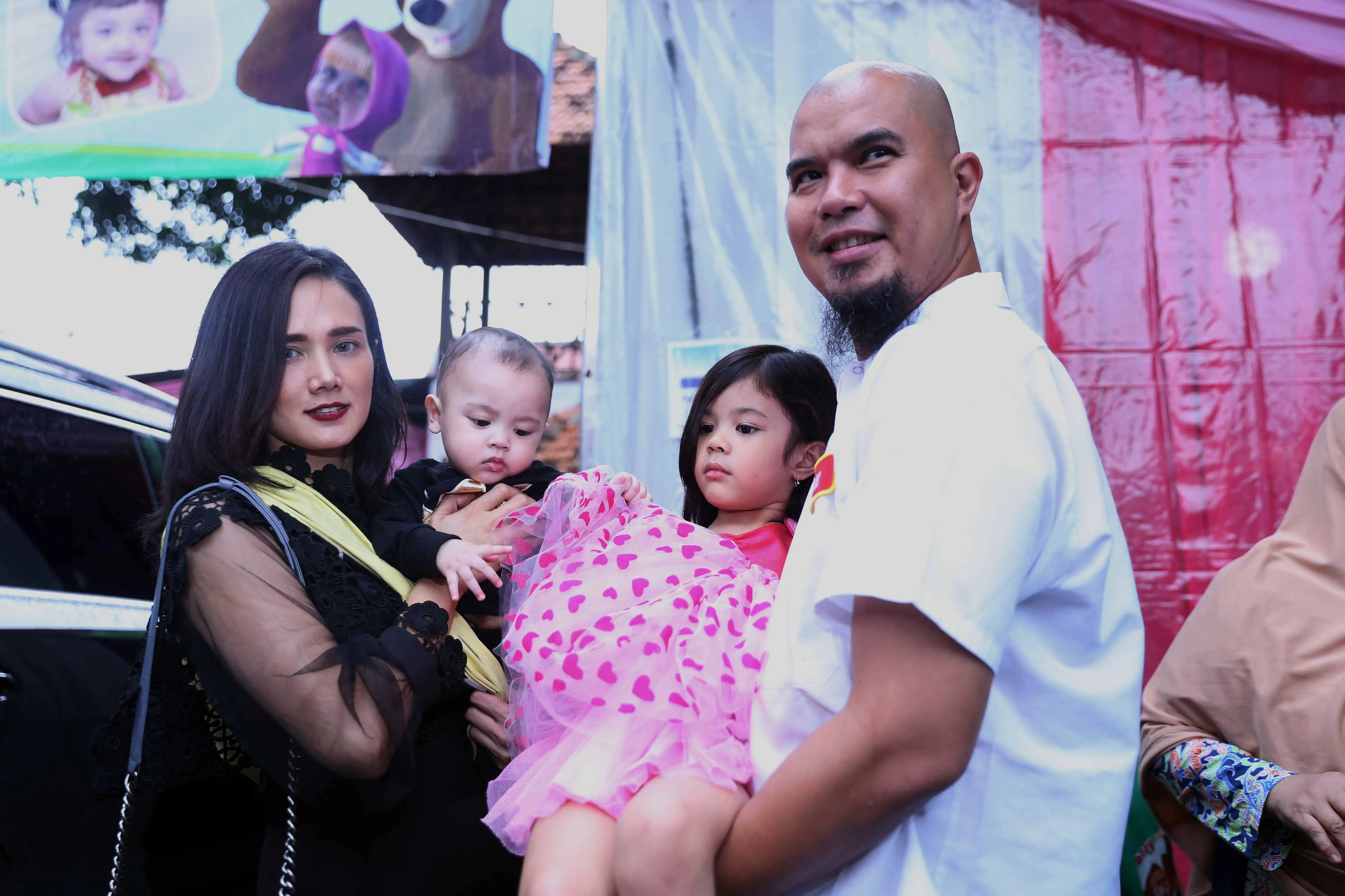 Mulan Jameela, Ahmad Dhani dan dua anaknya. (Nurwahyunan/Bintang.com)