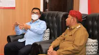 Kakanwil Kemenkumham Jatim Zaeroji saat berbincang dengan Bupati Sumenep Ahmad Fauzi. (Dian Kurniawan/Liputan6.com).