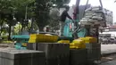 Aktivitas pekerja saat proyek revitalisasi trotoar di kawasan Senopati, Kebayoran Baru, Jakarta, Rabu (15/9/2021). Pemprov DKI Jakarta melalui Dinas Bina Marga merevitalisasi 10 ruas jalan di lima wilayah kota adminsitrasi Jakarta sampai akhir tahun 2021. (Liputan6.com/Herman Zakharia)