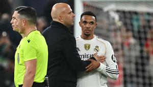 Pemain Real Madrid, Trent Alexander-Arnold (kanan) bercengrama dengan pelatih Liverpool, Arne Slot setelah berakhirnya laga Liga Champions 2025/2026 di Anfield, Liverpool, Inggris, Selasa (04/11/2025) waktu setempat. (AFP/Paul Ellis)