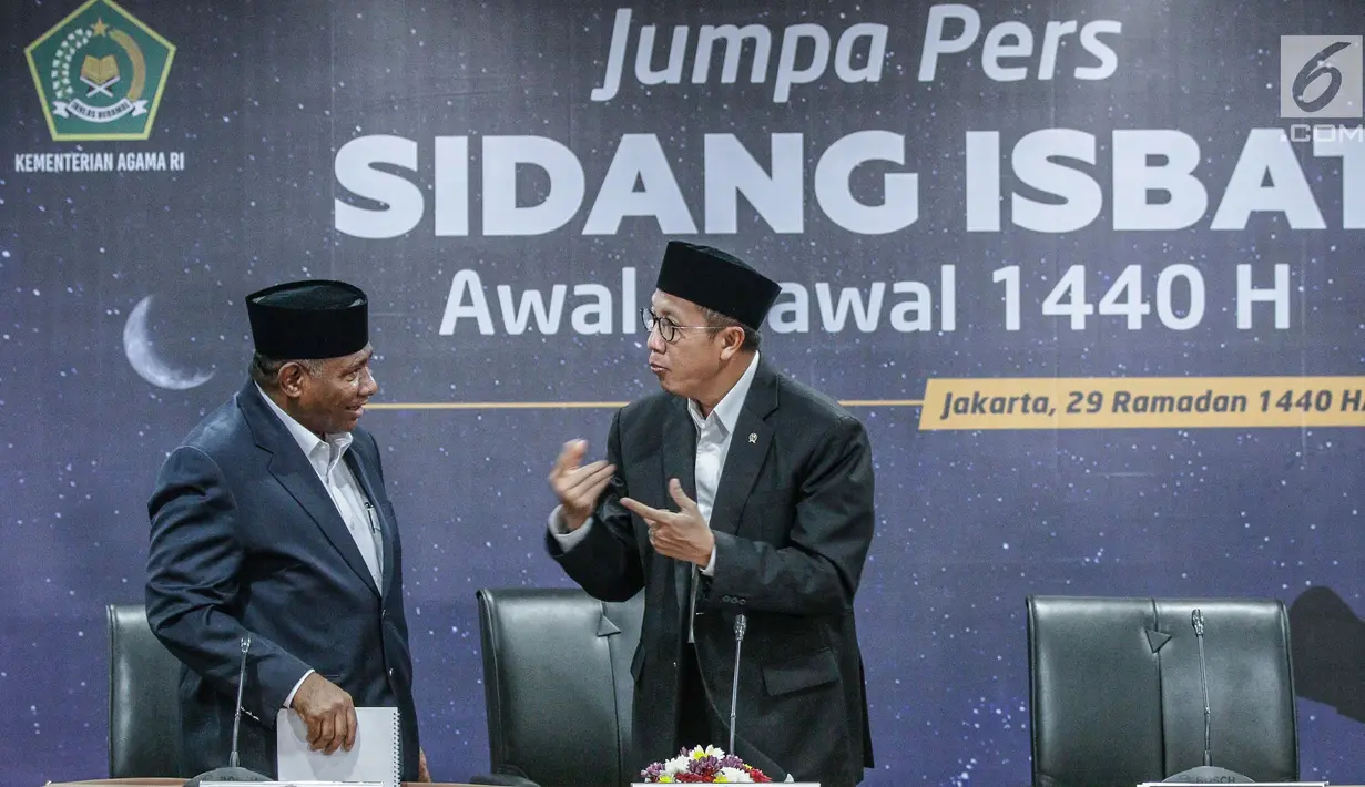 Menteri Agama Lukman Hakim (kanan) dan Ketua Komisi VIII DPR RI Ali Taher (kiri) berbincang usai keterangan pers Sidang Isbat 1 Syawal 1440 H di Kemenag, Jakarta, Senin (03/6/2019). Berdasarkan hasil sidang Isbat, hari raya Idul Fitri jatuh pada Rabu, 5 Juni 2019. (Liputan6.com/Faizal Fanani)
