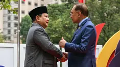 Presiden Republik Indonesia Prabowo Subianto (kiri) bersalaman dengan Perdana Menteri Malaysia Anwar Ibrahim sebelum sesi pleno di Konferensi Tingkat Tinggi (KTT) ke-46 ASEAN di Kuala Lumpur pada 26 Mei 2025. (MOHD RASFAN/POOL/AFP)