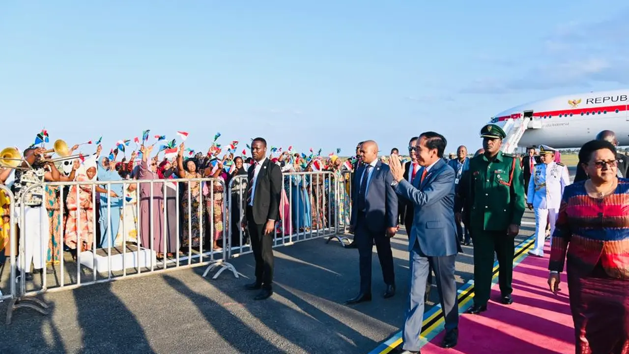 Presiden Joko Widodo atau Jokowi saat tiba di Bandara Internasional Julius Nyerere, Dar Es Salaam, Tanzania.