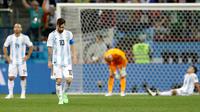 Kapten timnas Argentina, Lionel Messi berjalan di lapangan pada akhir pertandingan Grup D Piala Dunia 2018 melawan Kroasia di Nizhy Novgorod Stadium, Rusia, Jumat (22/6). Kalah 0-3, Argentina kian sulit untuk melaju ke babak gugur. (AP/Petr David Josek)