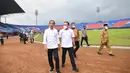 Presiden Jokowi meninjau langsung kondisi Stadion Kanjuruhan di Kabupaten Malang, Rabu (5/10/2022). (AFP/Handout/Indonesia Presidential Palace)