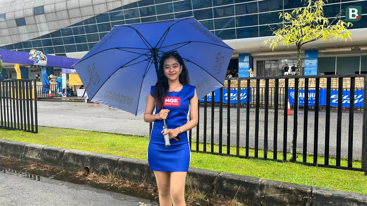 Umbrella Girls di Seri Pertama Yamaha Cup Race 2025