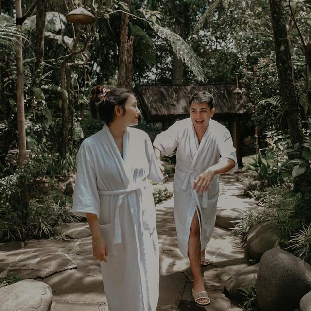6 Potret Babymoon Adzana Bing Slamet di Dusun Bambu, Romantis Bareng Suami