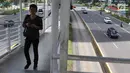 Pejalan kaki melintasi halte busway di Jalan Jenderal Sudirman, Jakarta, Selasa (5/2). Libur Tahun Baru Imlek 2019 menyebabkan ruas jalan protokol di Ibukota bebas dari kemacetan dibandingkan dengan hari biasa. (Liputan6.com/Immanuel Antonius)