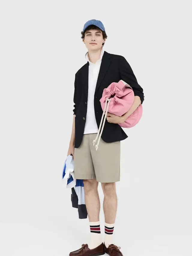 Koleksi Spring/Summer 2025 ini mencakup beberapa item andalan.