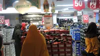 Pembeli memilih sepatu yang dijual di Mal Ciputra Semarang, Selasa (12/6). Menjelang Idul Fitri 1439 H, sejumlah pusat perbelanjaan mulai berlomba-lomba memberikan diskon agar menarik minat pengunjung untuk berbelanja. (Liputan6.com/Gholib)