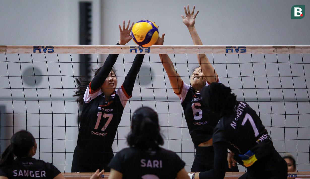 Chua Zi Tian (kiri) dan kolega mendapatkan perlawanan sengit dari sang juara bertahan Proliga. (Bola.com/Bagaskara Lazuardi)