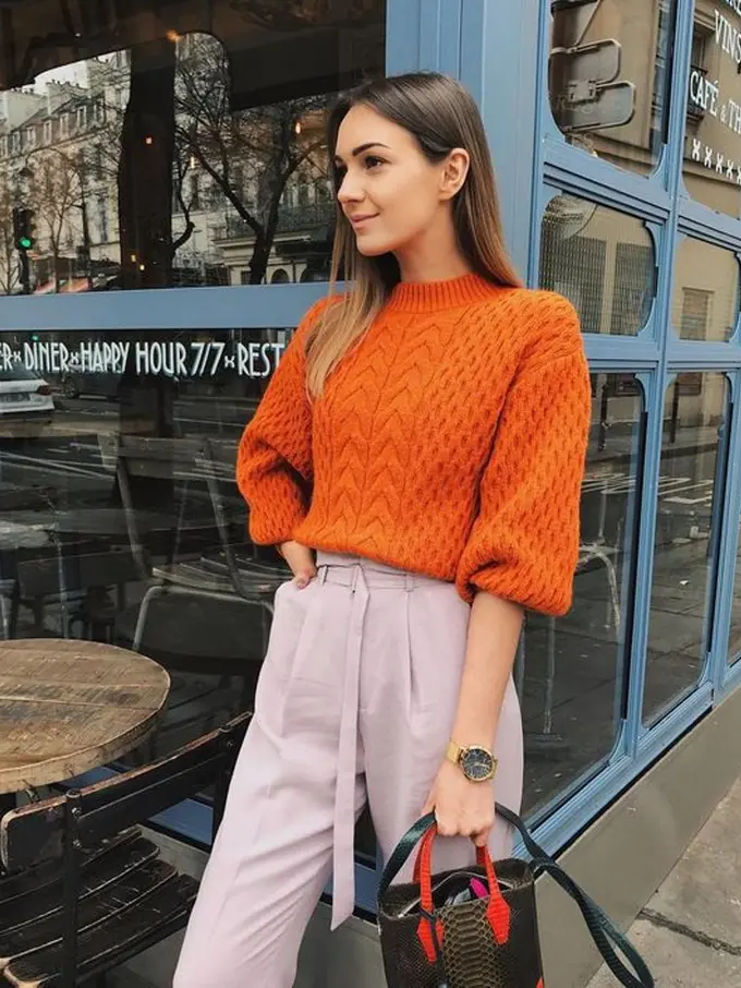 Eksperimen Gaya dengan Outfit Warna Oranye, Coba deh!