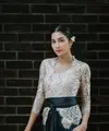 Mikha Tambayong tampil mempesona dalam balutan kebaya Bali berwarna putih gading dengan detail renda yang indah. [@miktambayong].