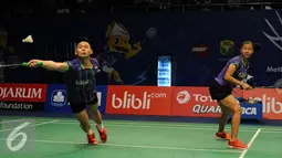 Ganda campuran Indonesia, Riky Widianto dan Richi Puspita Dili mengembalikan bola ke arah Lee Chun Hei/Chau Hoi Wah (Hongkong) di BCA Indonesia Open, Jakarta, Selasa (31/5). Riky/Richi unggul 21-13, 14-21, 21-18. (Liputan6.com/Helmi Fithriansyah)