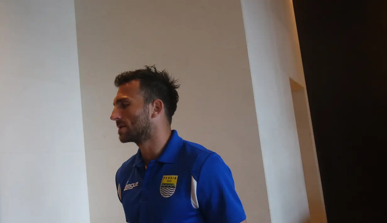 Striker Persib Bandung, Ilija Spasojevic menikmati waktu istirahat di hotel jelang laga final Piala Presiden di Stadion Utama Gelora Bung Karno. (Bola.com/Vitalis Yogi Trisna)