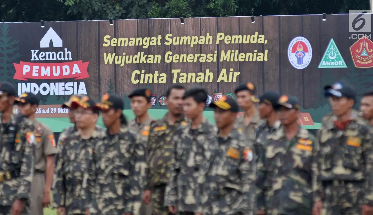 Peserta Kemah Pemuda Indonesia saat mengikuti apel di Cibubur, Jakarta, Jumat (27/10). Menyambut peringatan Sumpah Pemuda, acara dibuka dengan apel 1.000 Pemuda Indonesia, dan dilanjutkan dengan Kirab Satu Negeri. (Liputan6.com/Ipung)