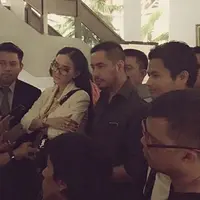 Cynthiara Alona didampingi tim pengacaranya saat berada di Pengadilan Negeri Tangerang, Banten. (via Instagram)